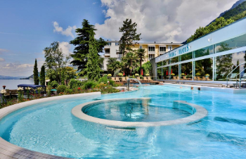 튠 호수와 꽃밭 뷰로 즐기는, The Beatus Wellness & SPA Hotel