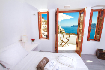 눈 앞에 펼쳐지는 에게 해, 발코니에 앉아 와인 한 잔 어때요? Oia Mare Villas