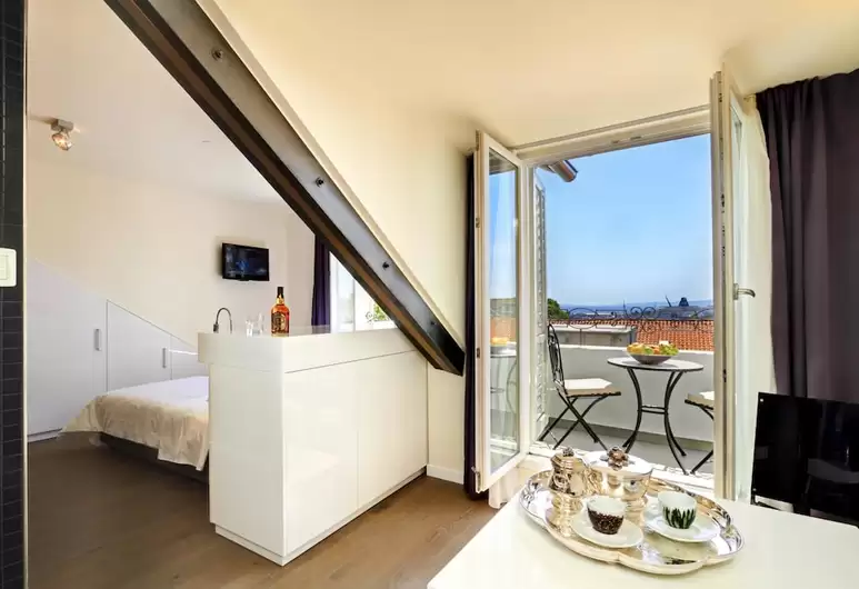 바다와 종탑이 보이는 발코니, 기분 좋은 하루의 시작! La Porta Luxury Rooms