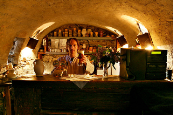 보헤미안 느낌 뿜뿜, Tavern of the Two Maries